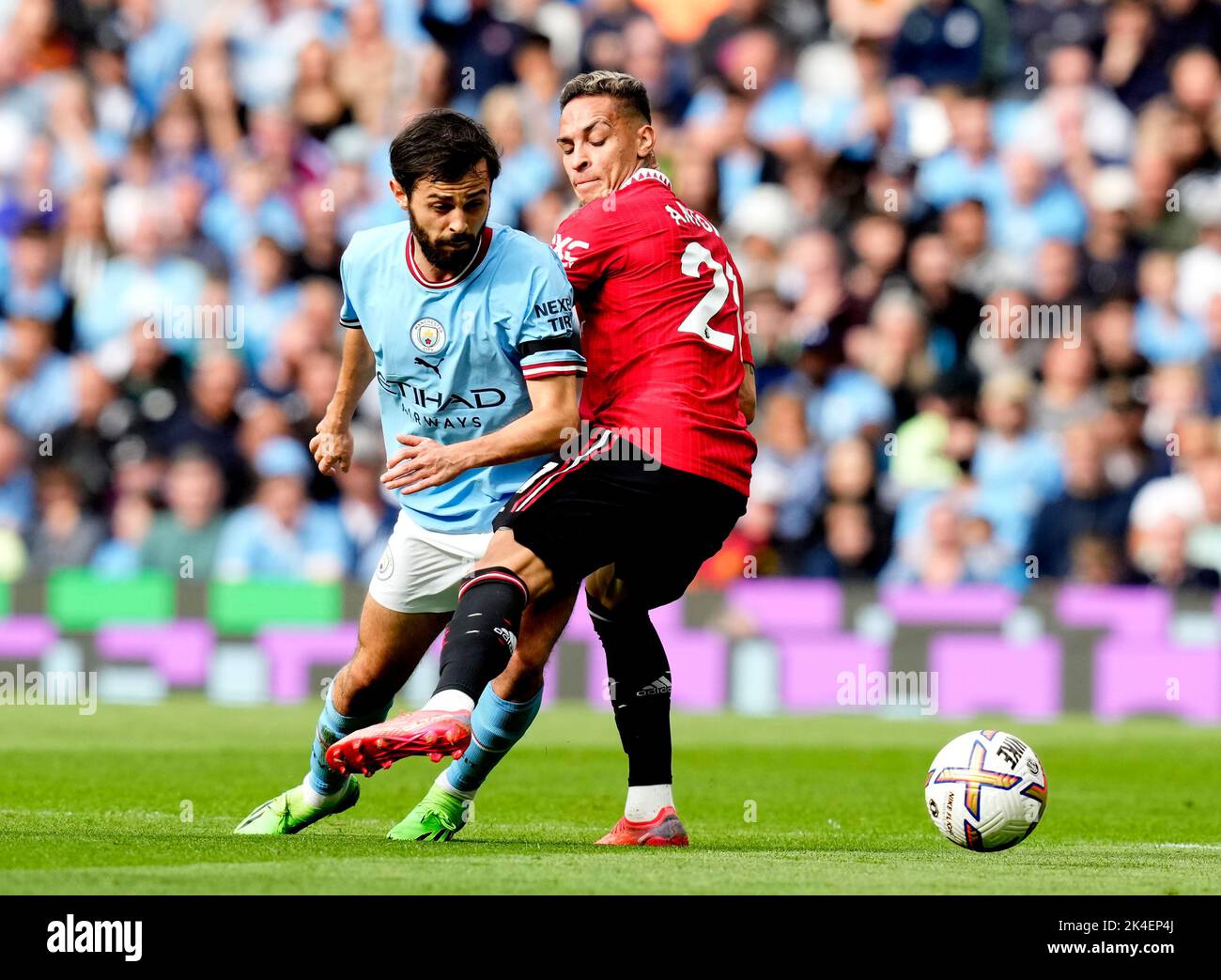 Manchester, Angleterre, 2nd octobre 2022. Bernardo Silva de Manchester City passe devant Antony de Manchester United lors du match de la Premier League au Etihad Stadium de Manchester. Le crédit photo devrait se lire: Andrew Yates / Sportimage Banque D'Images