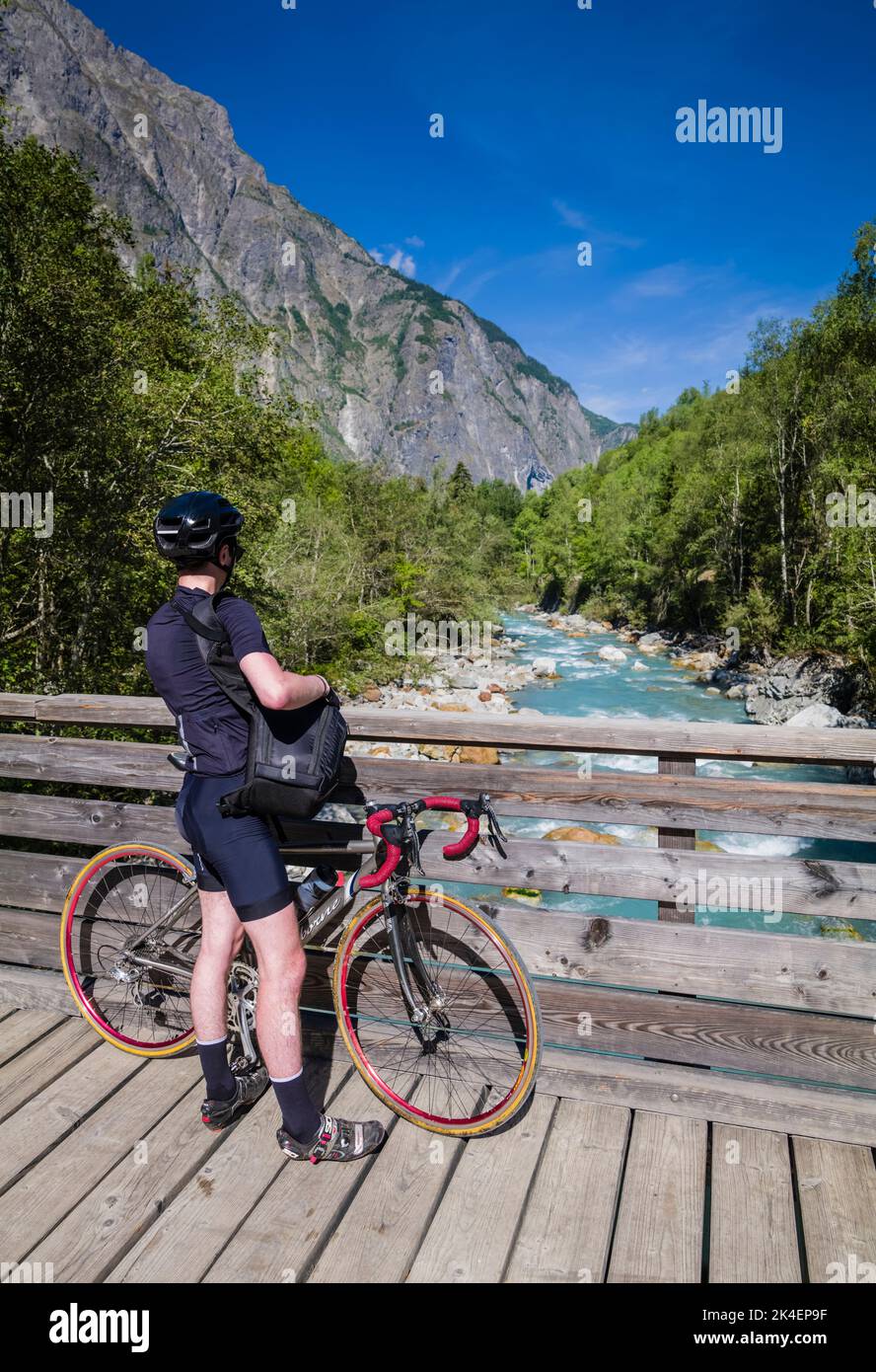 Cycliste de route de sexe masculin en train de faire une pause dans la magnifique vallée de la Venée, dans les Alpes françaises. Banque D'Images Cycliste de route de sexe masculin en train de faire une pause dans la magnifique vallée de la Venée, dans les Alpes françaises. Banque D'Images