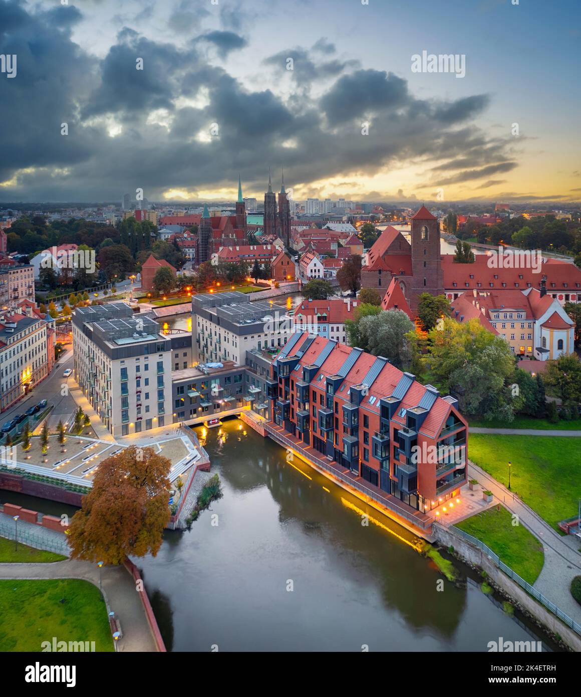 Wroclaw, Pologne. Paysage urbain aérien avec bâtiments rénovés de l'ancien moulin à eau Banque D'Images