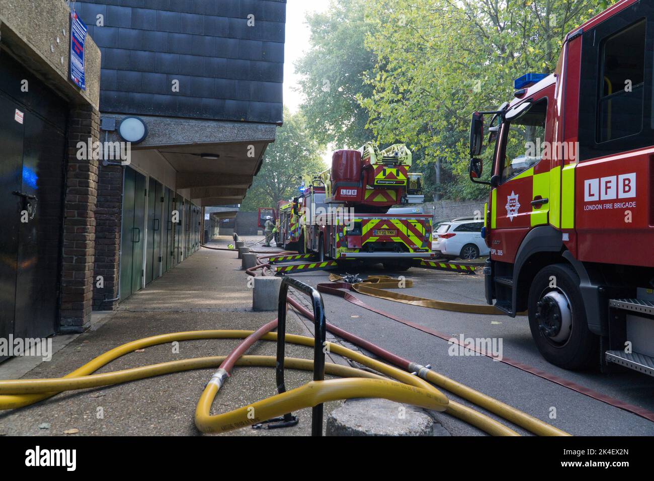 Londres, Royaume-Uni, 2 octobre 2022 : un incendie a éclaté dans une maisonnette sur Ramillies Close, près de la prison de Brixton, à l'heure du déjeuner, dimanche, envoyant des panaches de fumée noire sur la zone. Six moteurs d'incendie et plusieurs véhicules de police ont assisté, mais l'incendie a été rapidement maîtré. Certains résidents s'inquiètent que l'incendie libère des particules d'amiante en raison de l'utilisation de carreaux d'amiante dans la toiture de la propriété. Anna Watson/Alay Live News Banque D'Images