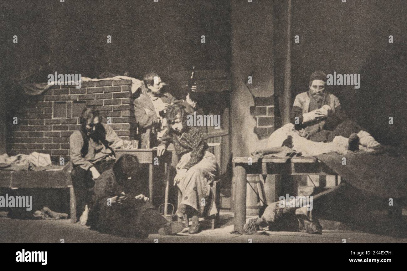Scène de spectacle de 'The Lower Depths' par le dramaturge russe Maxim Gorky (1868-1936). Au petit théâtre Tsukiji Tokyo, Japon en 1924. Banque D'Images