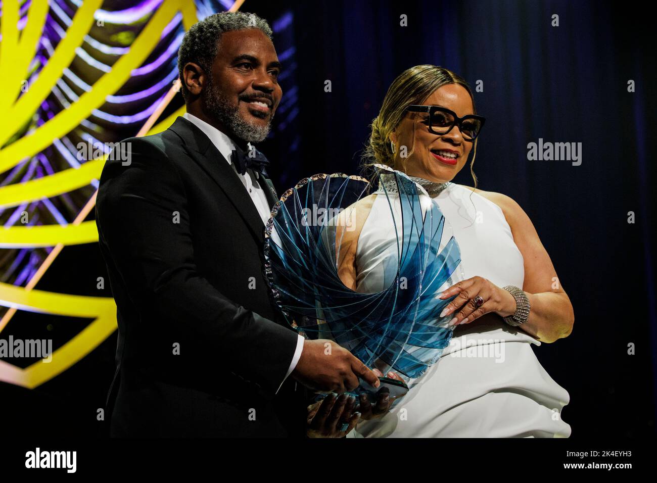 Ruth carter, designer de costumes primée de l'Académie des États-Unis, à droite, accepte le prix du coprésident honoraire lors du dîner des Phoenix Awards à Washington, DC, États-Unis, le samedi, 1 octobre, 2022. Cette semaine, l'administration Biden a été accusée dans un procès par six États républicains d'outrepasser son autorité avec un plan pour pardonner des prêts étudiants fédéraux. Crédit: Samuel Corum/Pool via CNP /MediaPunch Banque D'Images