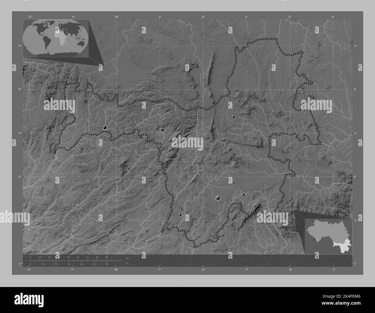 Nzerekore, région de Guinée. Carte d'altitude en niveaux de gris avec lacs et rivières. Lieux des principales villes de la région. Cartes d'emplacement auxiliaire d'angle Banque D'Images