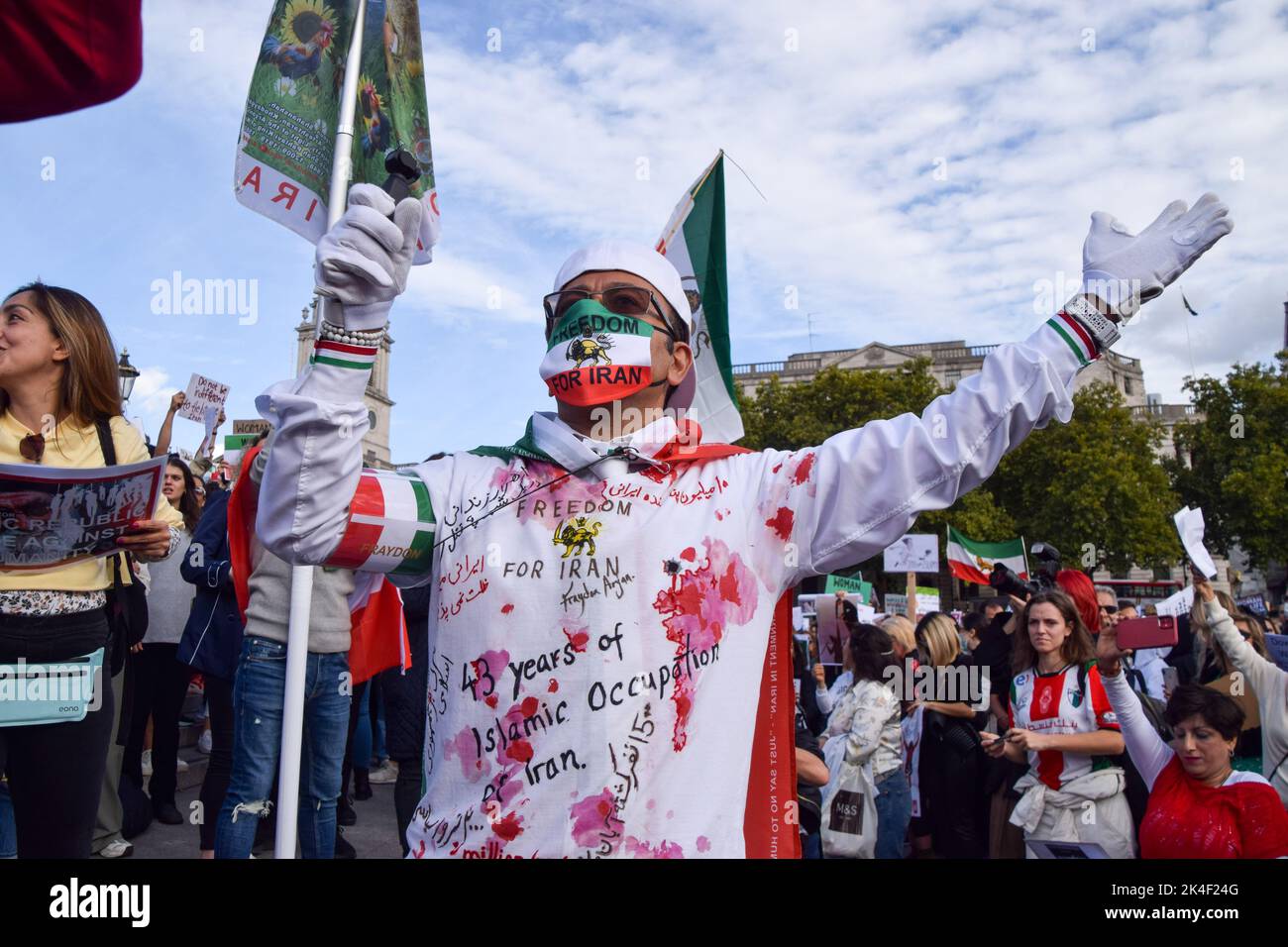 Londres, Royaume-Uni. 01st octobre 2022. Un manifestant porte des vêtements recouverts de faux sang et des slogans demandant la liberté à l'Iran pendant la manifestation. Des milliers d'Iraniens et d'autres manifestants se sont rassemblés sur Trafalgar Square pour réclamer justice pour Mahsa Amini et liberté pour l'Iran. (Photo de Vuk Valcic/SOPA Images/Sipa USA) crédit: SIPA USA/Alay Live News Banque D'Images