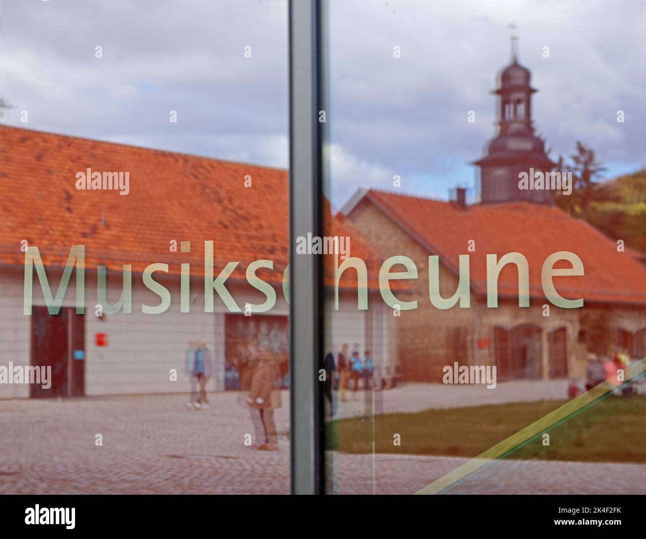 02 octobre 2022, Saxe-Anhalt, Blankenburg: Les bâtiments de l'abbaye de Michaelstein sont reflétés dans un panneau de verre derrière lequel le mot 'Musikscheune' est écrit. La destination populaire de l'excursion est une ancienne abbaye cistercienne. Situé sur la route romane et le sentier du monastère de Harz, le complexe du monastère appartient à la Fondation culturelle Saxe-Anhalt et sert d'académie de musique, de salle de concerts et d'événements, de centre de conférence et de musée. Depuis 1977, le monastère de Michaelstein abrite une exposition d'instruments de musique avec plus de 700 expositions historiques. L'ancien monastère cistercien a été fondé Banque D'Images