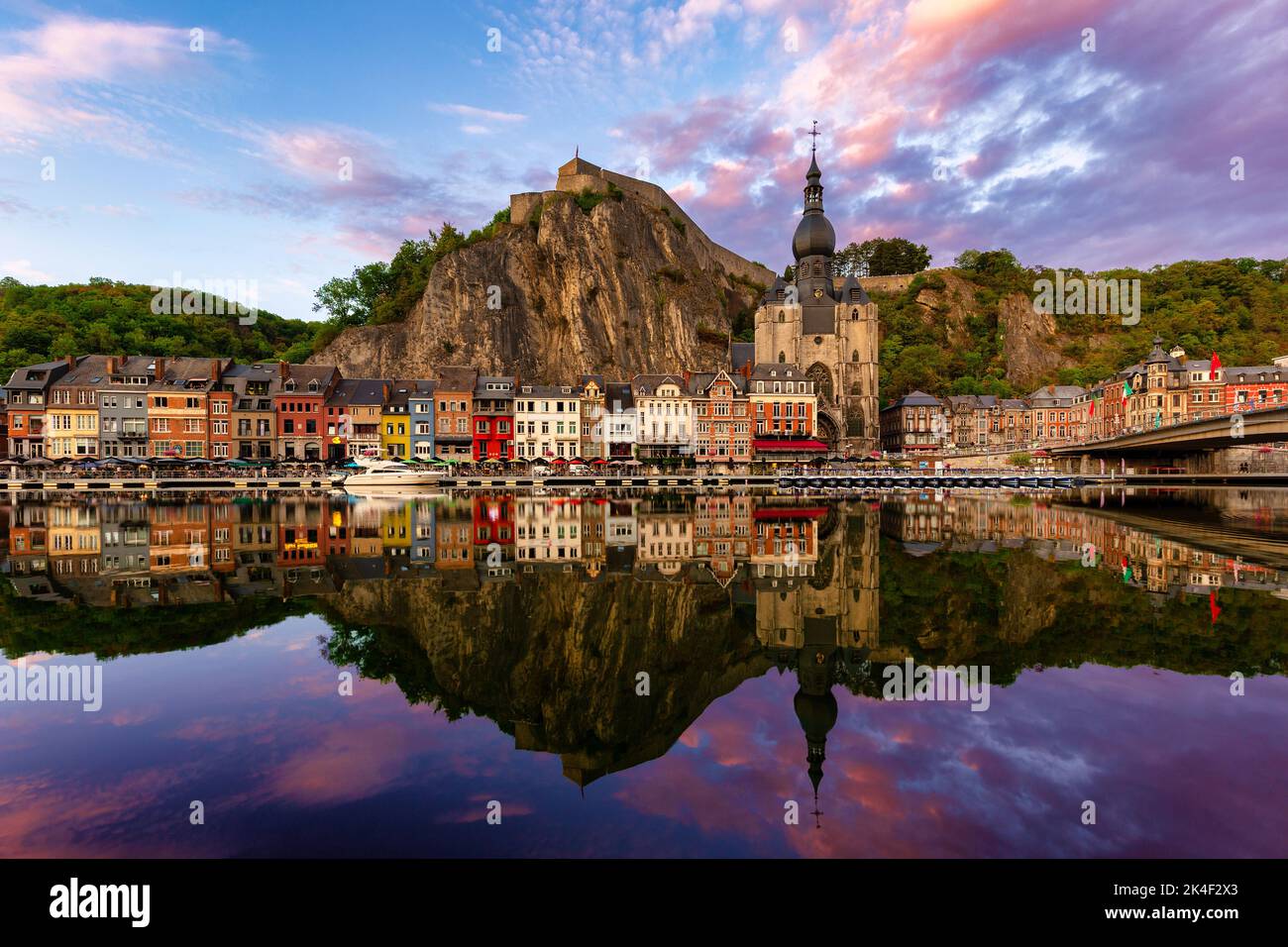Paysage urbain coloré de Dinant avec coucher de soleil sur la Meuse, Belgique Banque D'Images