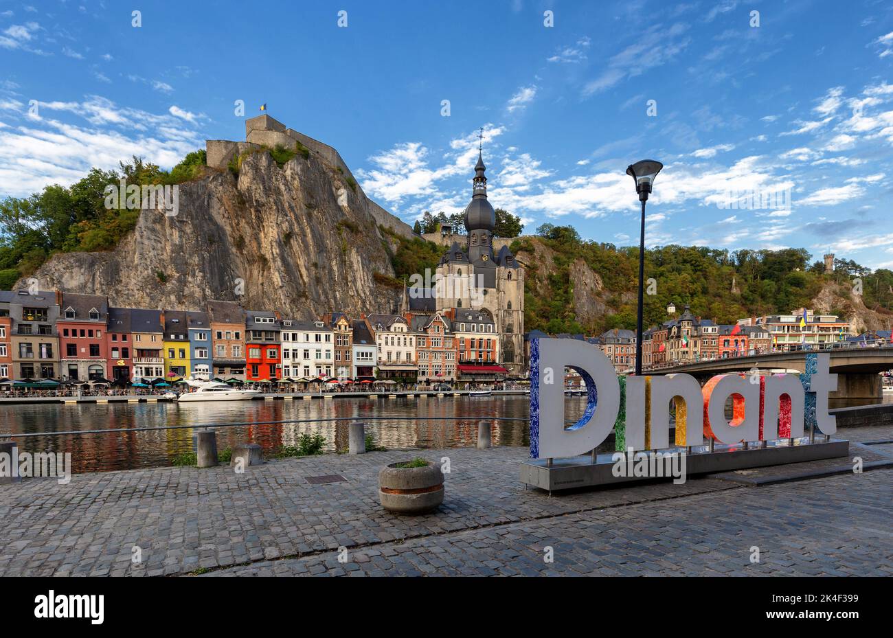 L'affichage classique de la ville historique de Dinant avec pittoresque rivière Meuse en belle lumière du soir au coucher du soleil d'or, province de Namur, Wallonie, Belgique Banque D'Images