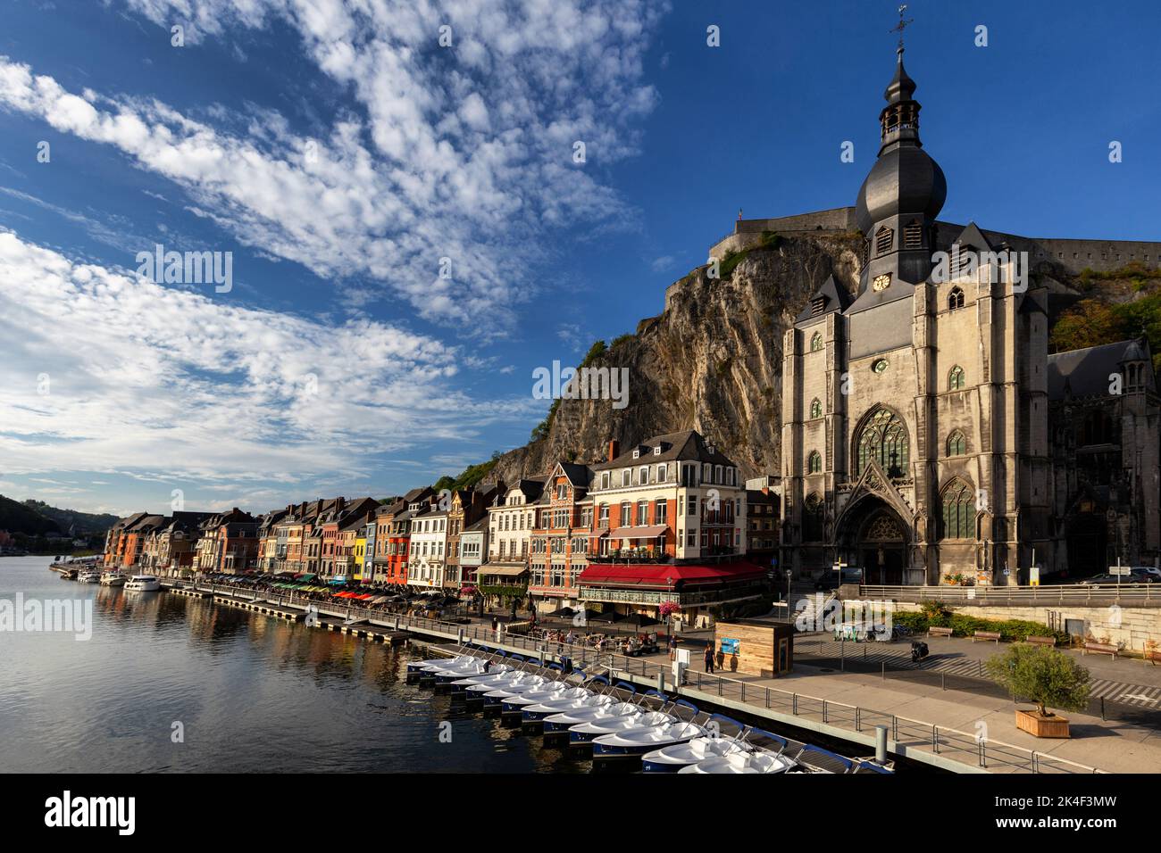 L'affichage classique de la ville historique de Dinant avec pittoresque rivière Meuse en belle lumière du soir au coucher du soleil d'or, province de Namur, Wallonie, Belgique Banque D'Images