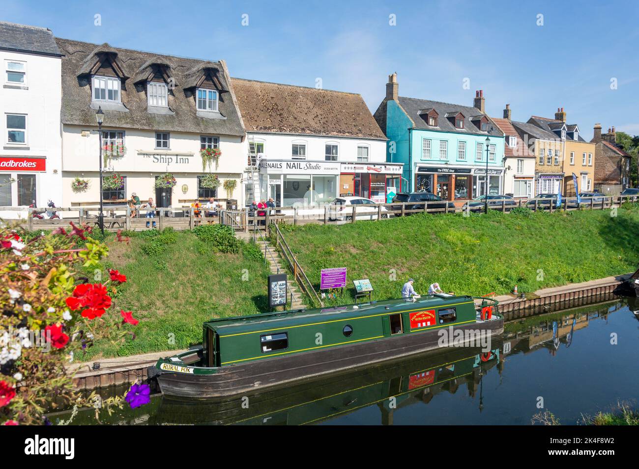 Canots amarrés sur la rivière Nene, mars, Cambridgeshire, Angleterre, Royaume-Uni Banque D'Images