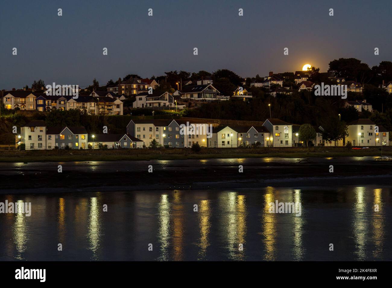 Lune d'été au-dessus de l'est-de-l'eau, Bideford et la rivière Torridge - North Devon, Angleterre. Banque D'Images