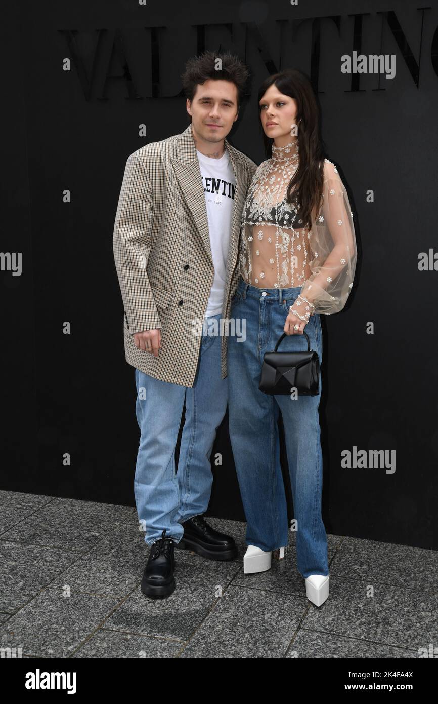 Paris, France. 30th septembre 2022. Brooklyn Beckham et Nocola Peltz ont vu arriver à Valentino Paris Fashion week Show sur 02 octobre 2022 à Paris, France. (SIPA Press) Credit: SIPA USA/Alay Live News Banque D'Images