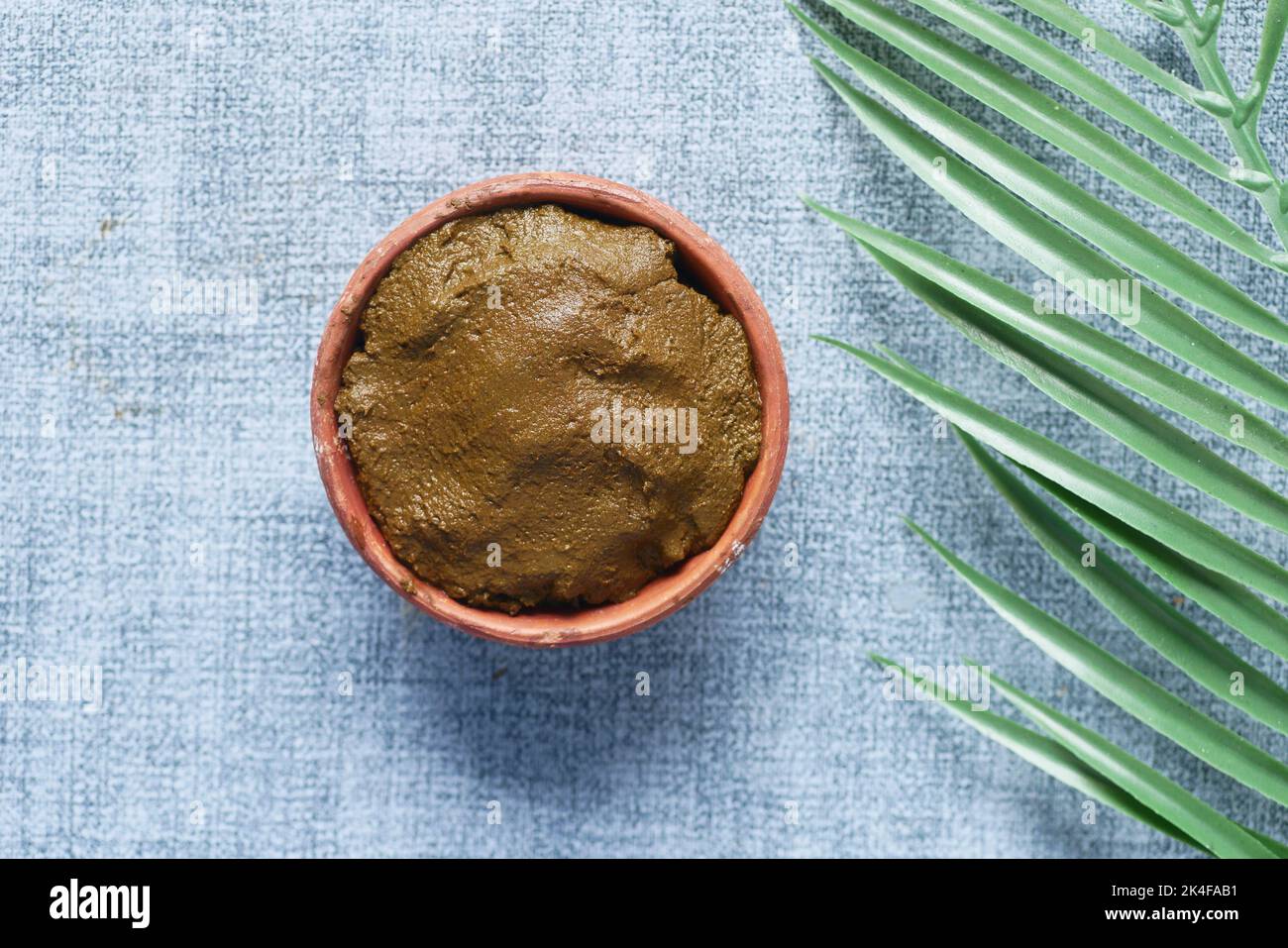 Le bol en bois avec henné réhydraté sur la table Banque D'Images