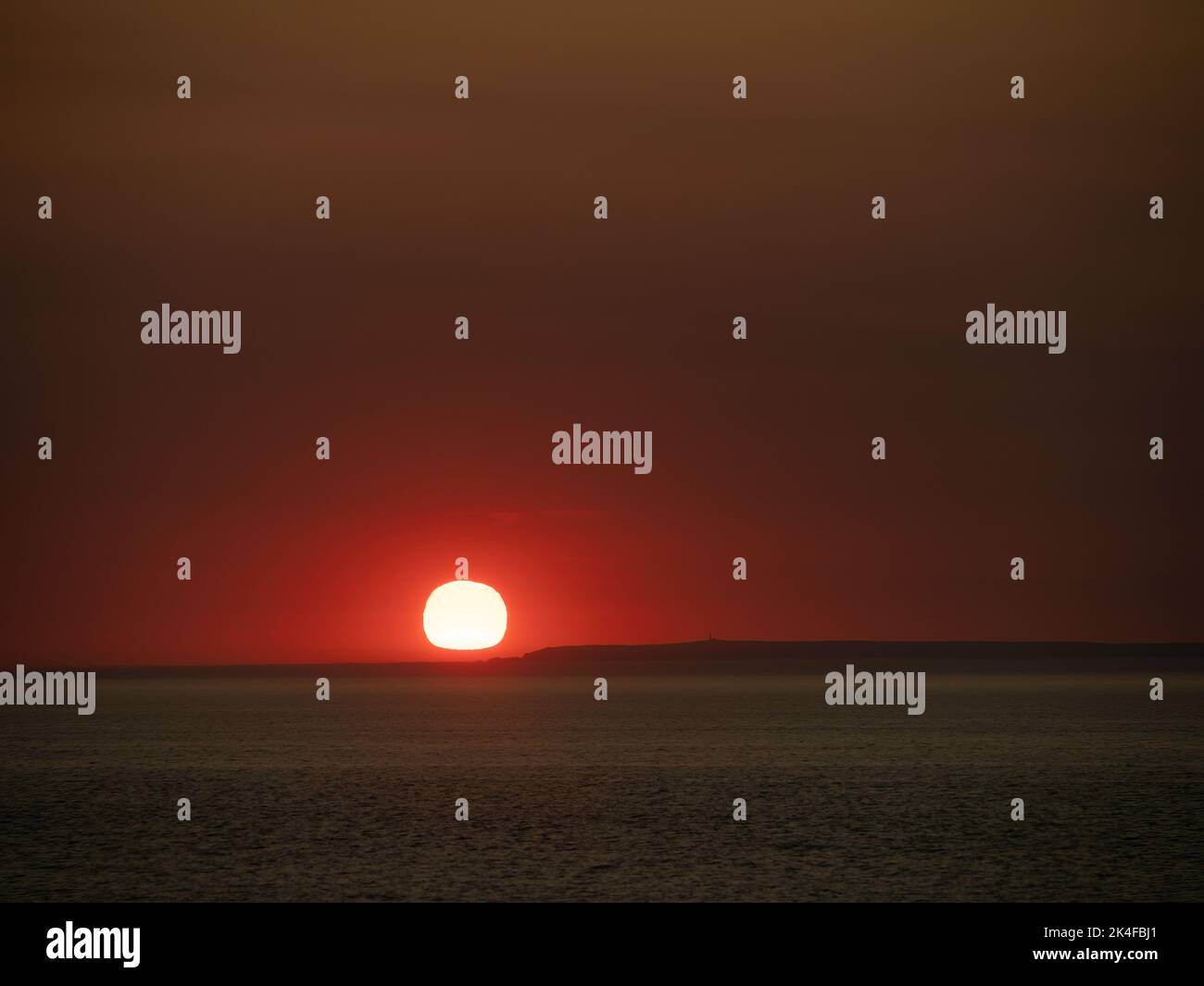 Coucher de soleil rouge sur Lundy Island, vue depuis Westward Ho. Banque D'Images