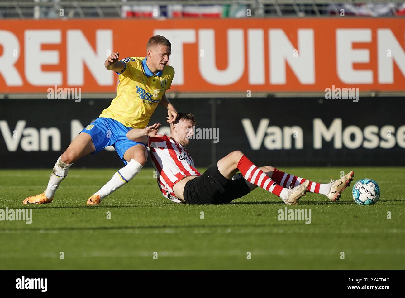 WAALWIJK - (lr) Dario Van Den Buijs De RKC Waalwijk, Tobias Lauritsen ...