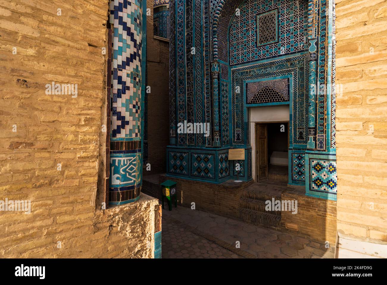 Façades carrelées de bleu et arches du mausolée Shah-i-Zinda au coucher du soleil, Samarkand Banque D'Images