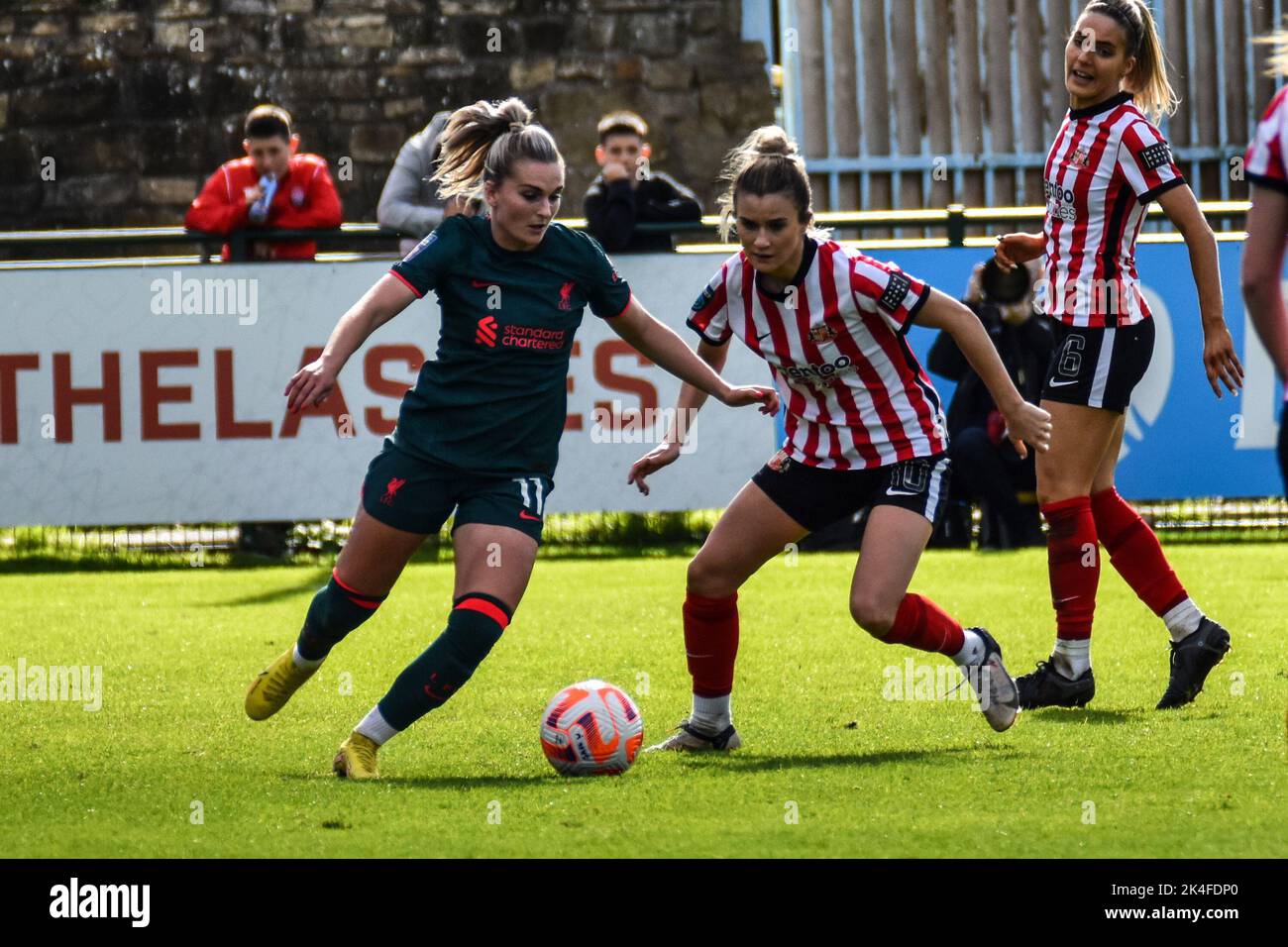 Melissa Lawley de Liverpool pour femmes garde le ballon loin de Danielle Brown de Sunderland pour femmes dans leur match de Conti Cup. Banque D'Images