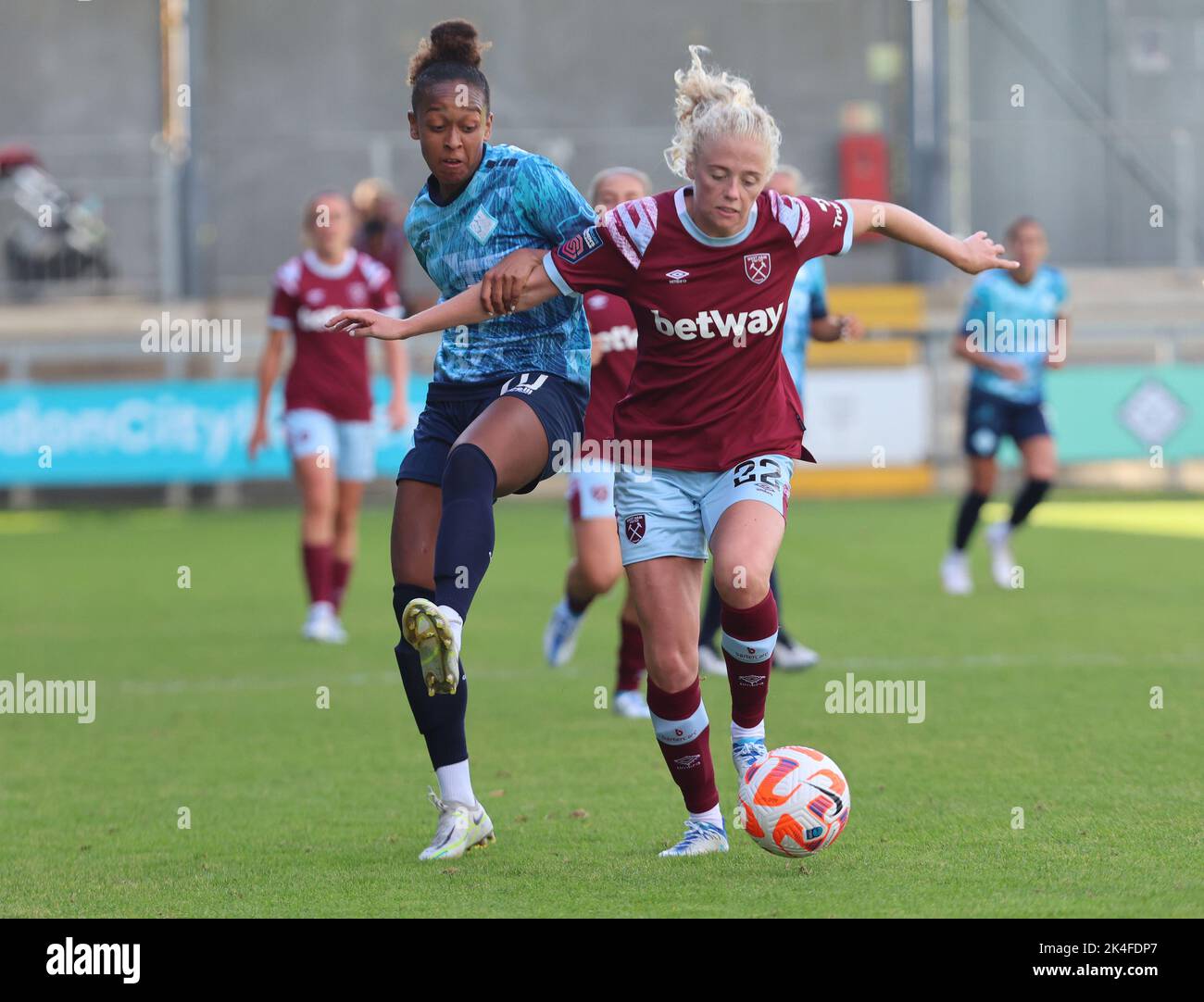 Dartford, Royaume-Uni. 2nd octobre 2022. . DARTFORD ENGLAND - OCTOBRE 02 : Grace Fisk of West Ham United WFC détient Atlanta Primus of London City Lionesses lors du match de la FA Women's League Cup entre London City Lionesses Women Against West Ham United Women à Princes Park, Dartford Stadium, Dartford le 02nd octobre 2022 crédit : Action Foto Sport/Alamy Live News Banque D'Images