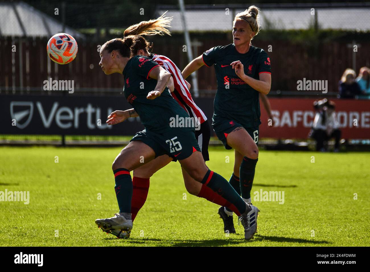 Gilly Flaherty dirige le ballon à l'écart de la défense féminine de Liverpool dans le match Conti Cup contre Sunderland. Banque D'Images