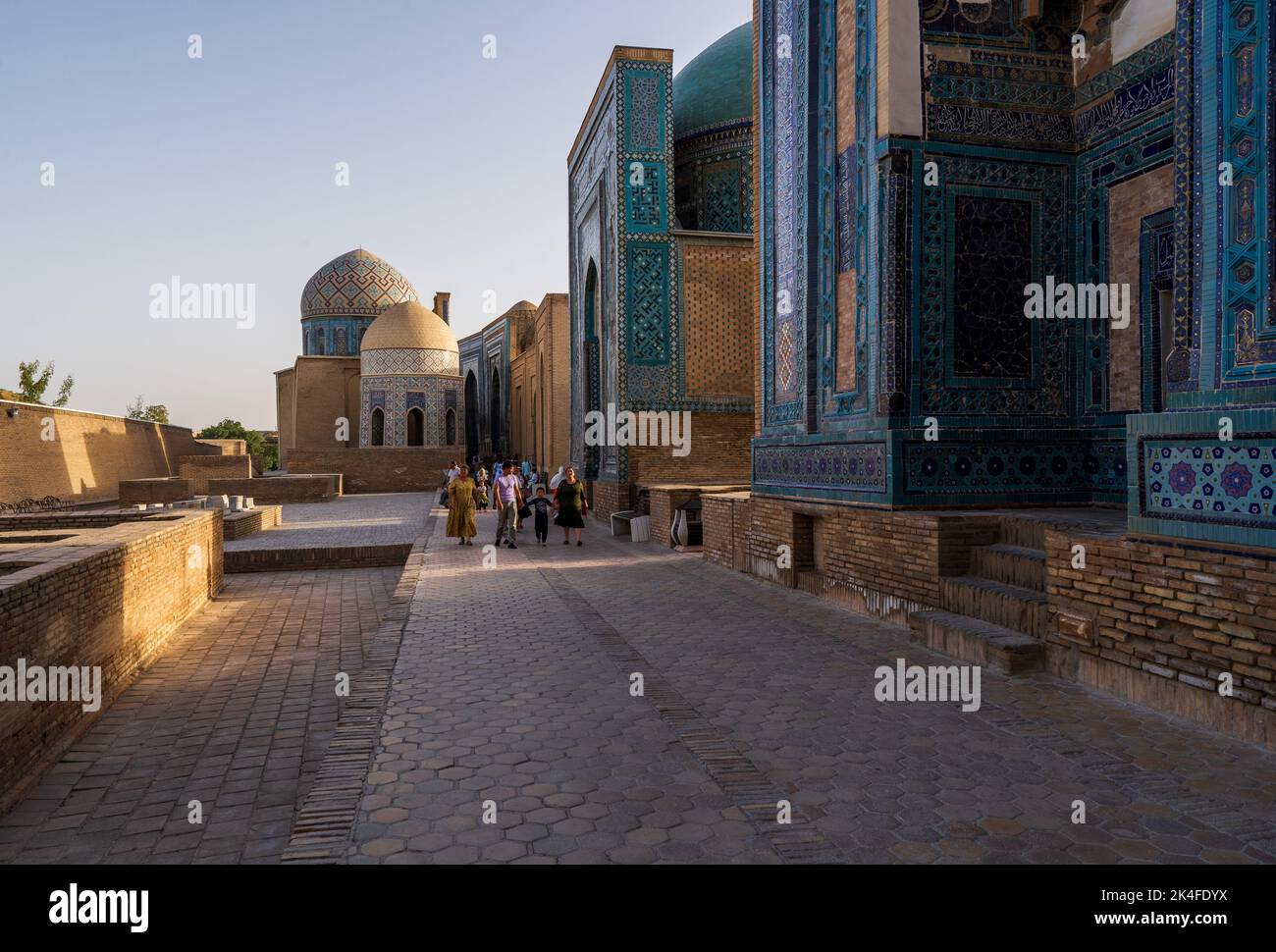 Façades carrelées de bleu et arches du mausolée Shah-i-Zinda au coucher du soleil, Samarkand Banque D'Images