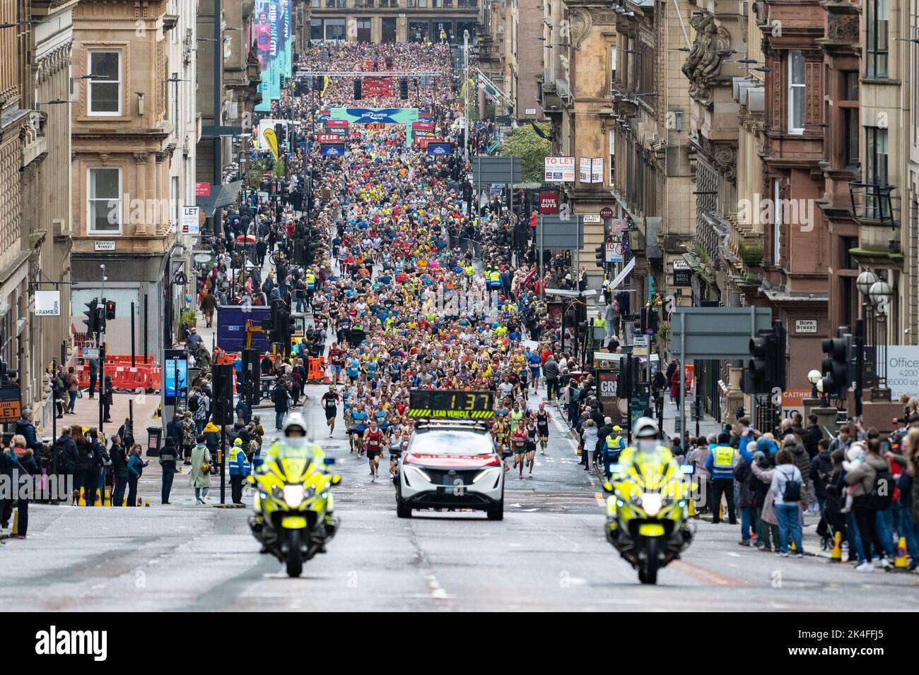 Glasgow, Écosse, Royaume-Uni - les coureurs qui traversent le début du semi-marathon Great Scottish Run crédit: Kay Roxby/Alamy Live News Banque D'Images