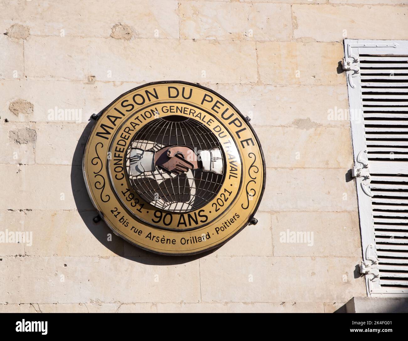 Plaque commémorant 90 ans de Maison du peuple, Poitiers Banque D'Images