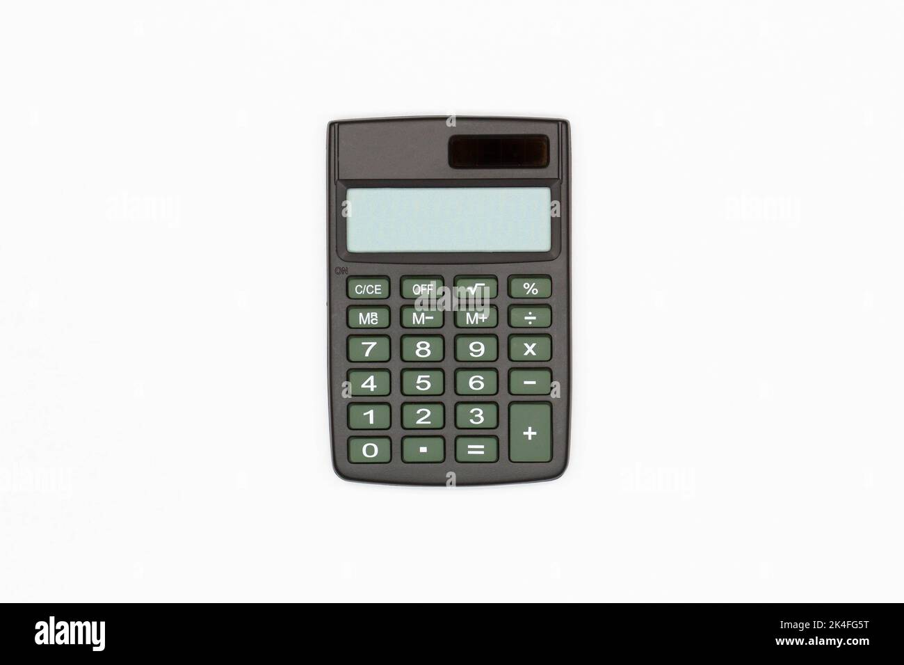 Calculatrice avec boutons marron et écran numérique vide sur fond blanc. Isolé. Calculatrice financière solaire. Machine électronique pour tapis Banque D'Images