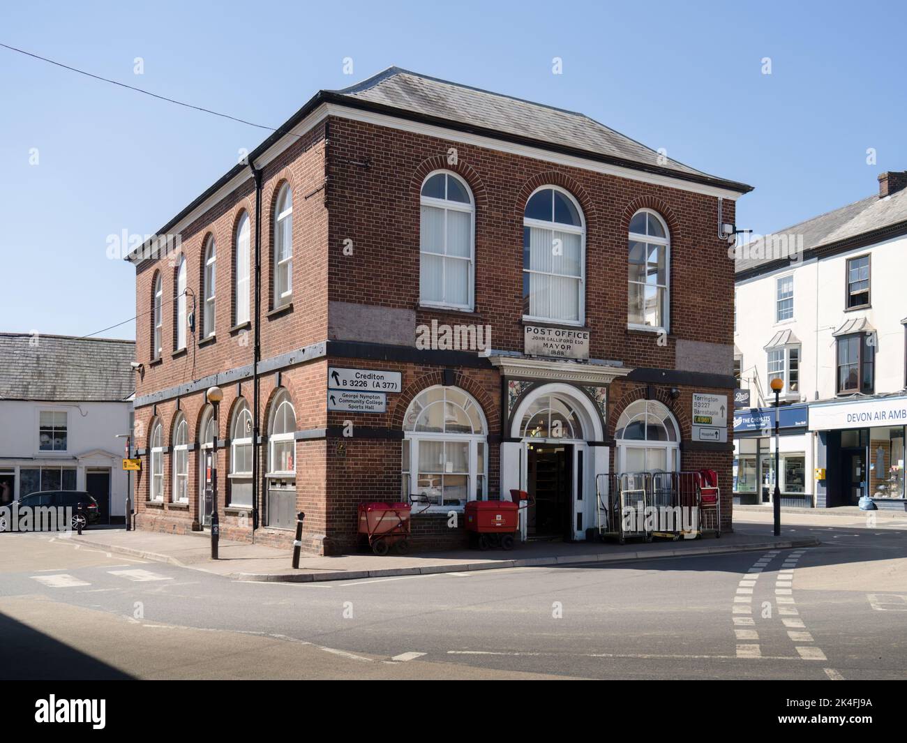 SOUTH MOLTON, DEVON, ANGLETERRE - AOÛT 11th 2022 : vue de l'ancien bureau de poste sur la place de la ville. Banque D'Images