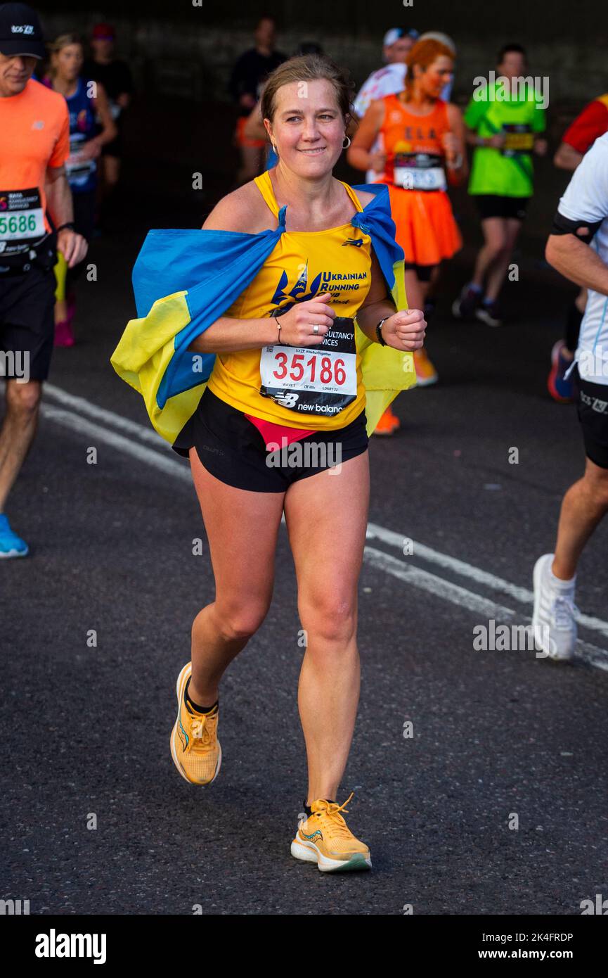 Londres, Royaume-Uni. 2 octobre 2022. Un coureur dans le club de course ukrainien près de Blackfriars participe au TCS London Marathon. L'événement 42nd est parrainé cette année par Tata Consultancy Services (TCS). 40 000 athlètes d'élite, des coureurs de club et des coureurs d'amusement participent à l'événement de masse. En 2023, la course reviendra à sa date habituelle d'avril dans le calendrier. Credit: Stephen Chung / Alamy Live News Banque D'Images