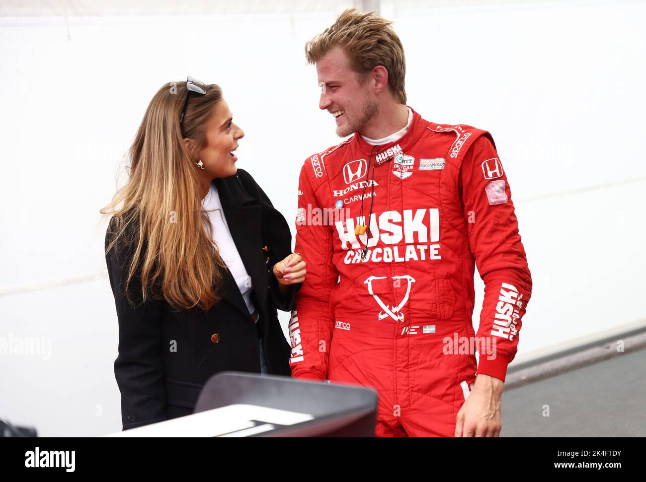 N° 8 Marcus Ericsson avec sa petite amie Iris Tritsaris Jondahl, Porsche Experience Racing, lors de la Porsche Carrera Cup dans la Grande finale à Mantorp Park, Mantorp, Suède. Banque D'Images