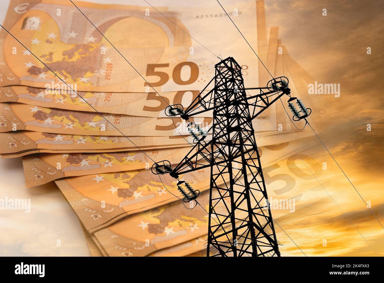 Tour avec câbles électriques haute tension avec billets en euros en arrière-plan sur le ciel de coucher de soleil, prix coûteux crise concept d'énergie Banque D'Images