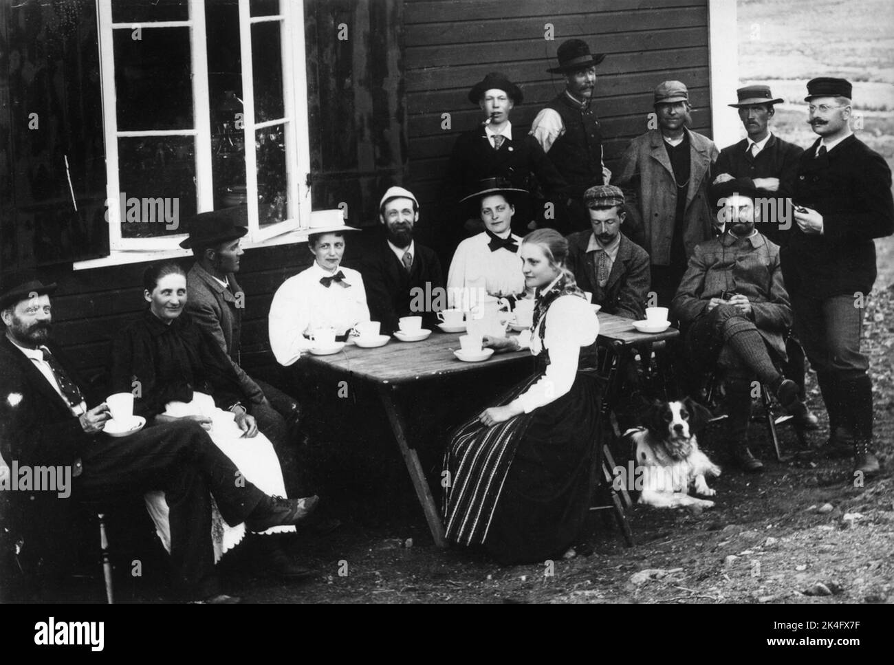 Image de groupe. Corde à café devant Sylstugan à l'inauguration. Dans la jeune fille en costume national. Pays nordiques Banque D'Images
