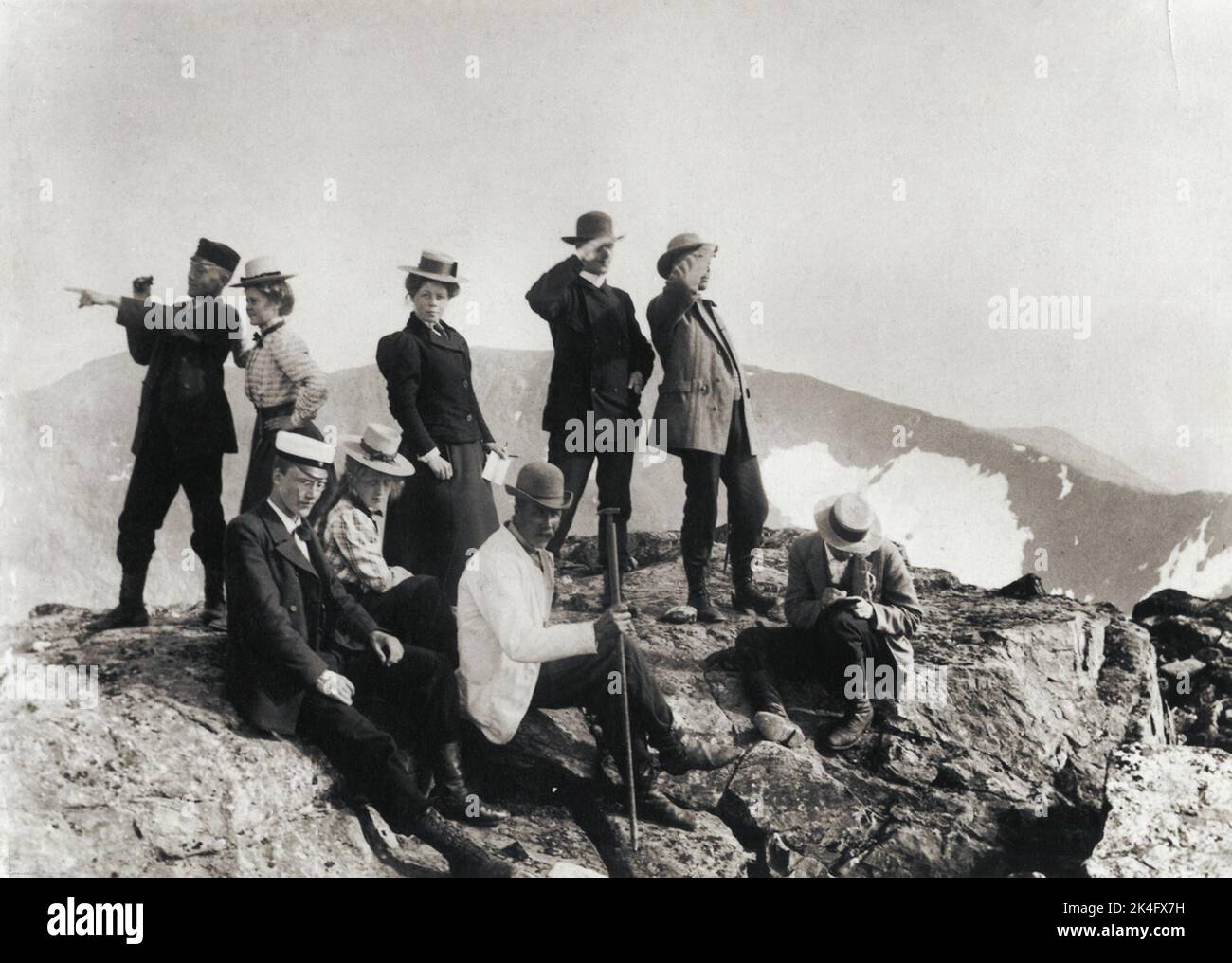 Les premiers touristes au sommet de la ligne principale. Paysage de montagne. Pays nordiques Banque D'Images