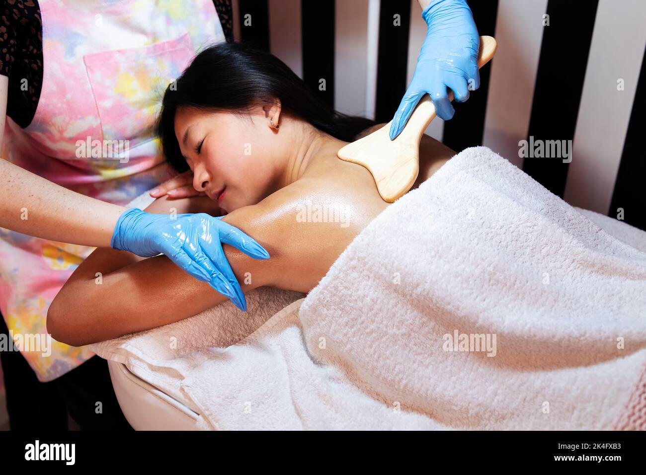 femme recevant un massage avec une spatule en bois Banque D'Images