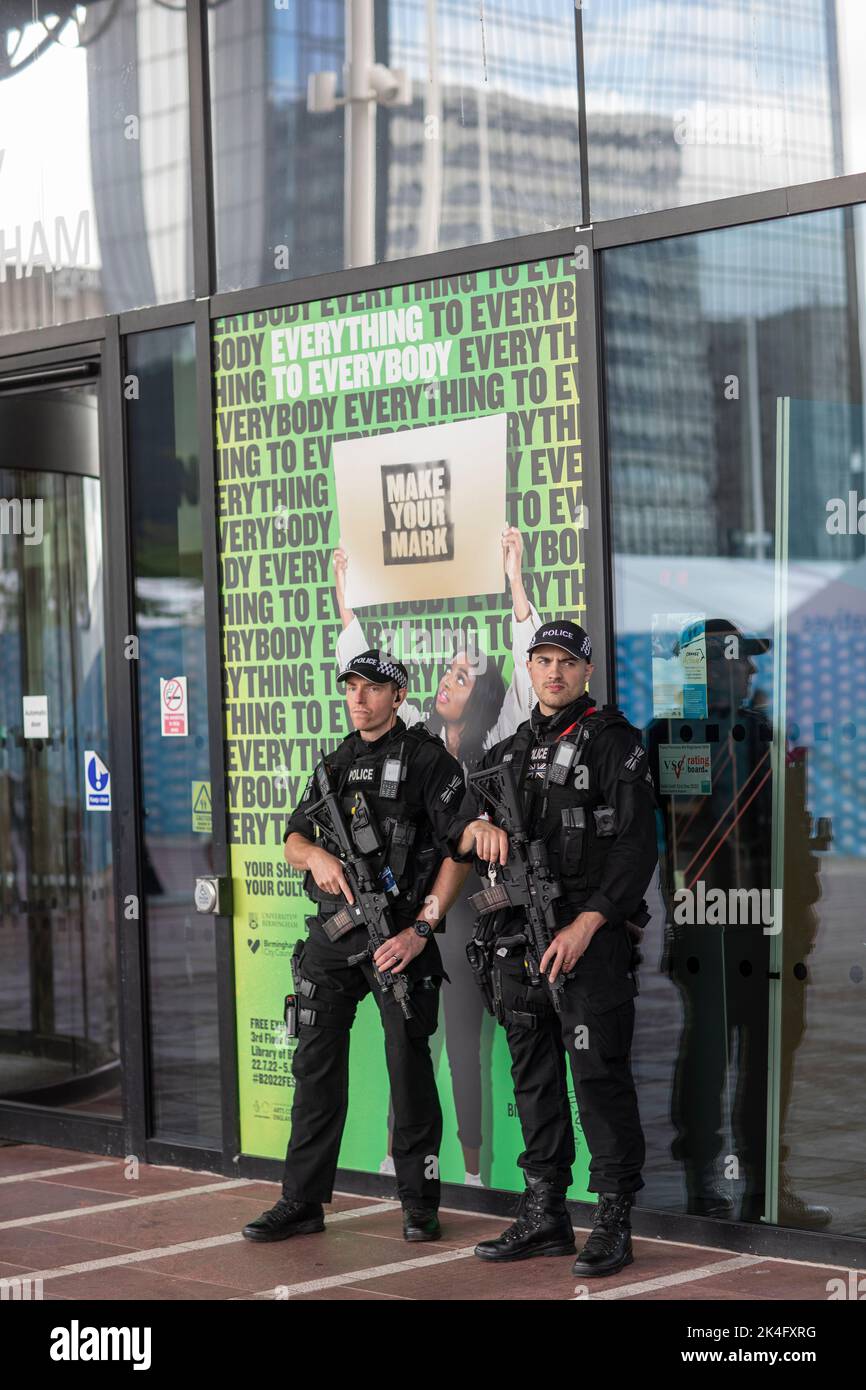 Police armée dans le centre-ville de Birmingham Royaume-Uni Banque D'Images