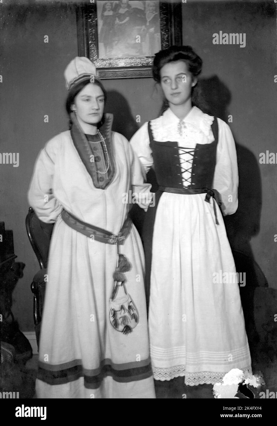 Sigrid et Anna Rydbeck vêtus de costumes traditionnels à Lekstugan à Jönköping. Pays nordiques Banque D'Images
