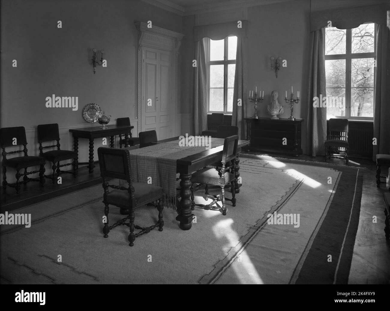 Intérieur du château de Haga dans la paroisse de Solna, à l'extérieur de Stockholm. Partie de la salle à manger avec table à manger, tables de sûreté et chaises. Rideaux pour les fenêtres. Pays nordiques Banque D'Images