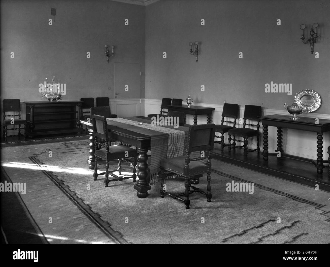 Intérieur du château de Haga dans la paroisse de Solna, à l'extérieur de Stockholm. Partie de la salle à manger avec table à manger, tables de sûreté et chaises. Pays nordiques Banque D'Images