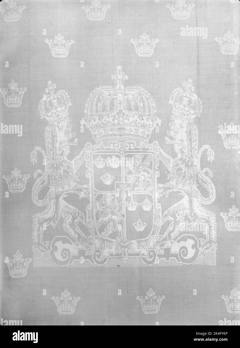 Fragments de toile avec grande arme nationale, un bouclier de coeur flanqué de lions. Autour de cette couronne dispersée. Pays nordiques Banque D'Images