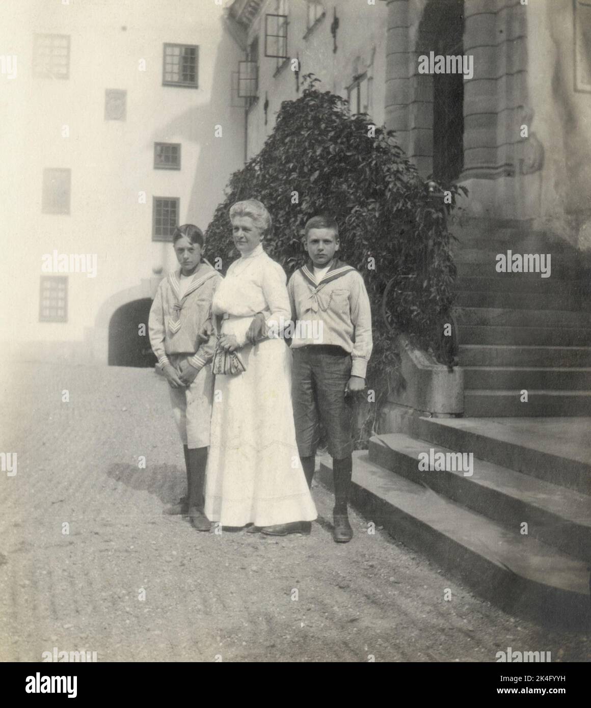 Caroline Lagergren avec deux des fils devant les escaliers du château sur Tiresö. Pays nordiques Banque D'Images