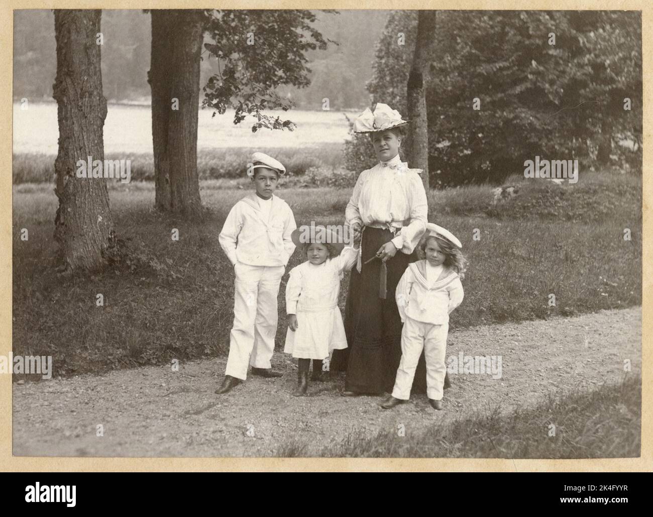 Caroline Lagergren avec les trois fils Carl (né en 1899) et Johan (né en 1898) Claes (né en 1892) dans le parc du château de Tiresö. Pays nordiques Banque D'Images