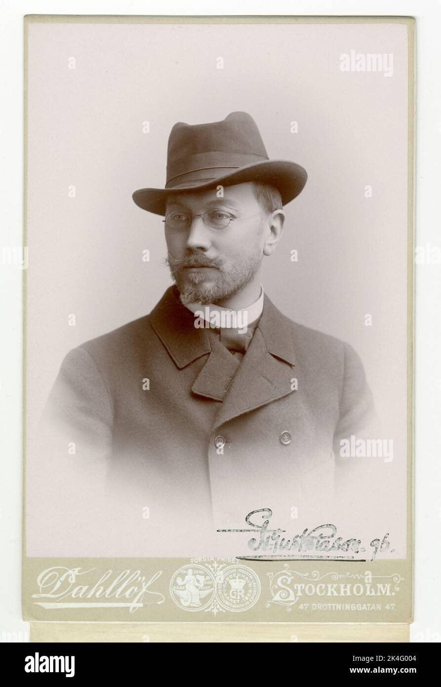 Portrait de cabinet représentant l'architecte Isac Gustaf Clason. Image du sein, demi-profil. Clason est habillé de rock et de chapeau et porte des lunettes. Pays nordiques Banque D'Images