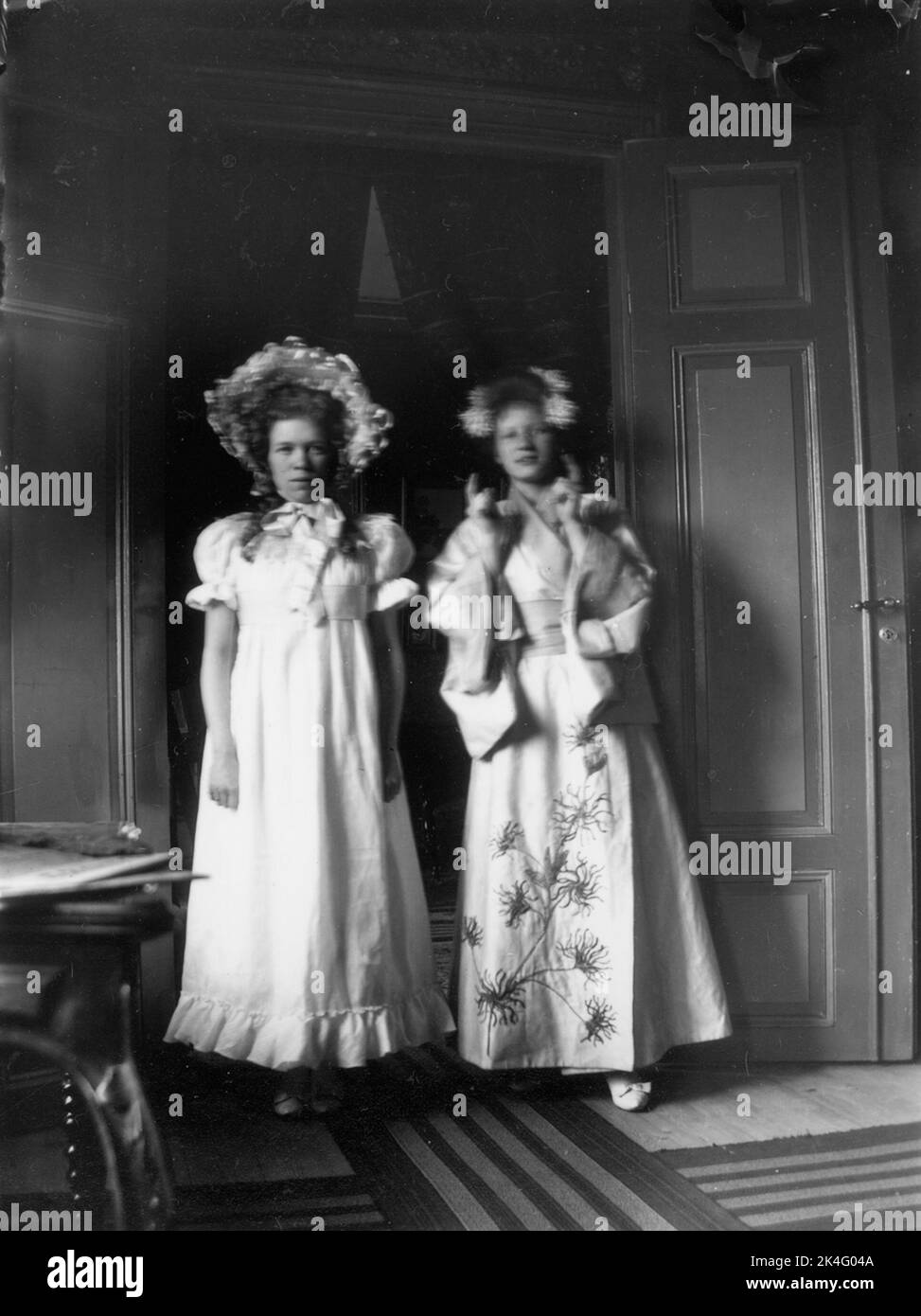 Deux jeunes femmes en robes nordiques brillantes Banque D'Images