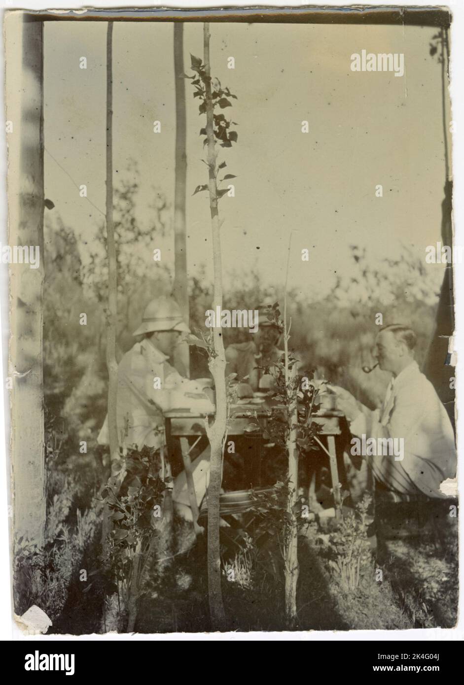 Perse. Trois officiers suédois à la gendarmerie persane en vêtements légers (deux d'entre eux en casques tropicaux) s'assoient à une table. Pays nordiques Banque D'Images