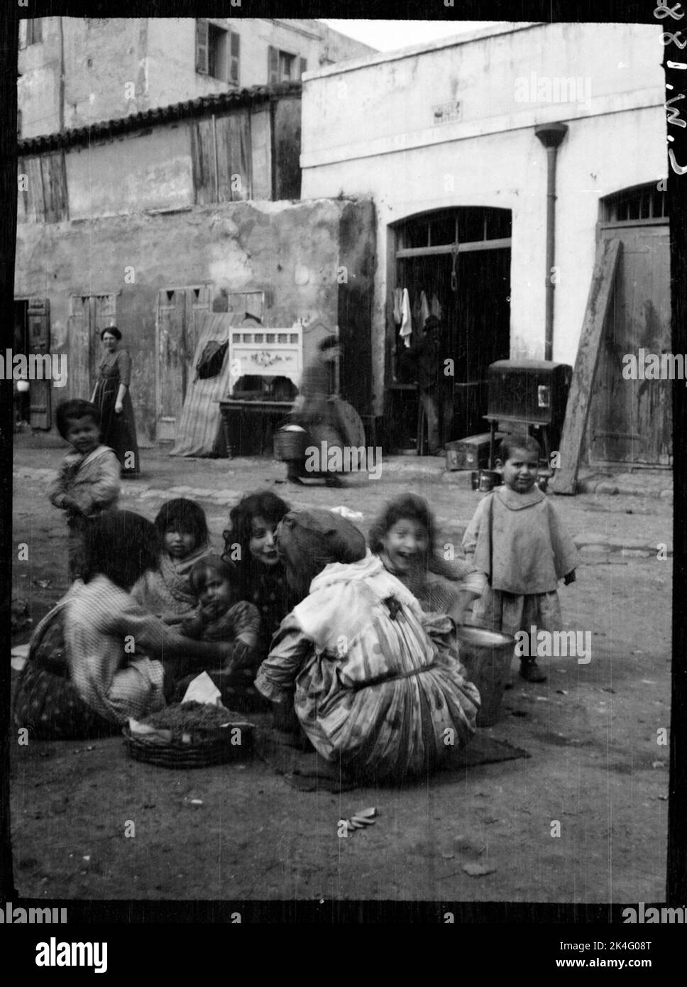 Jouer des enfants dans la rue. Probablement Ronda, Espagne nordique Banque D'Images