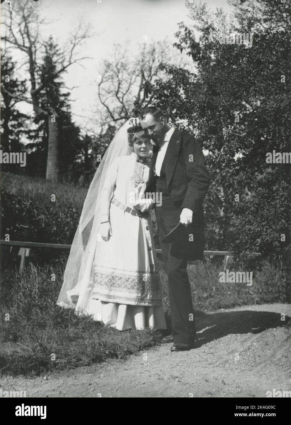 Portrait de mariage en pleine figure représentant l'artiste Julius Kronberg et sa femme Ellen (née Scholander). La mariée est habillée en costume de réforme de laine blanche avec broderie bleue conçue par l'artiste. C'est le frère de la mariée, Sven Scholander, qui a pris la photo. Pays nordiques Banque D'Images