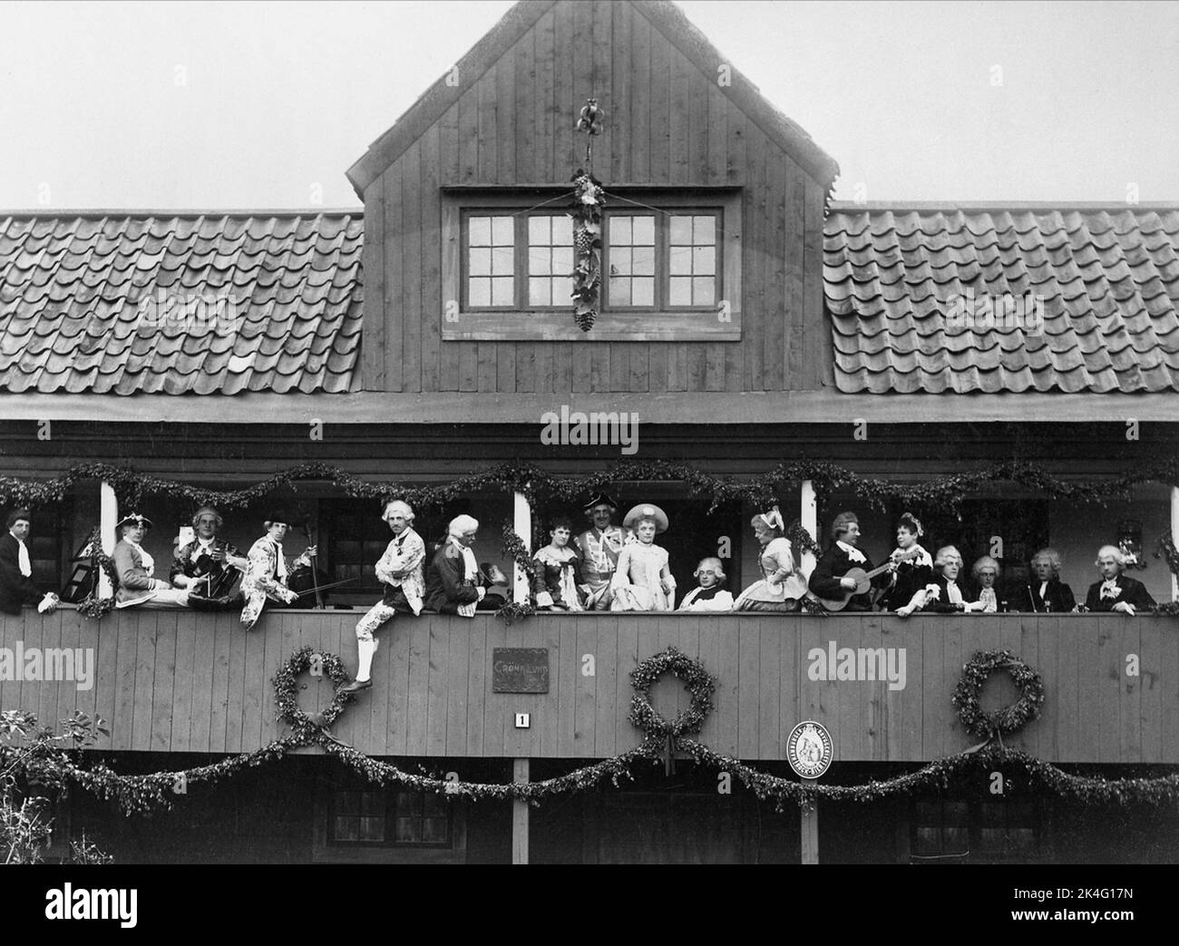 Fête de printemps de Skansen en 1894. Une compagnie d'hommes et de femmes portant un costume de 18th-siècle au loft de Gröna Lund. Certains des hommes avec des instruments. Pays nordiques Banque D'Images