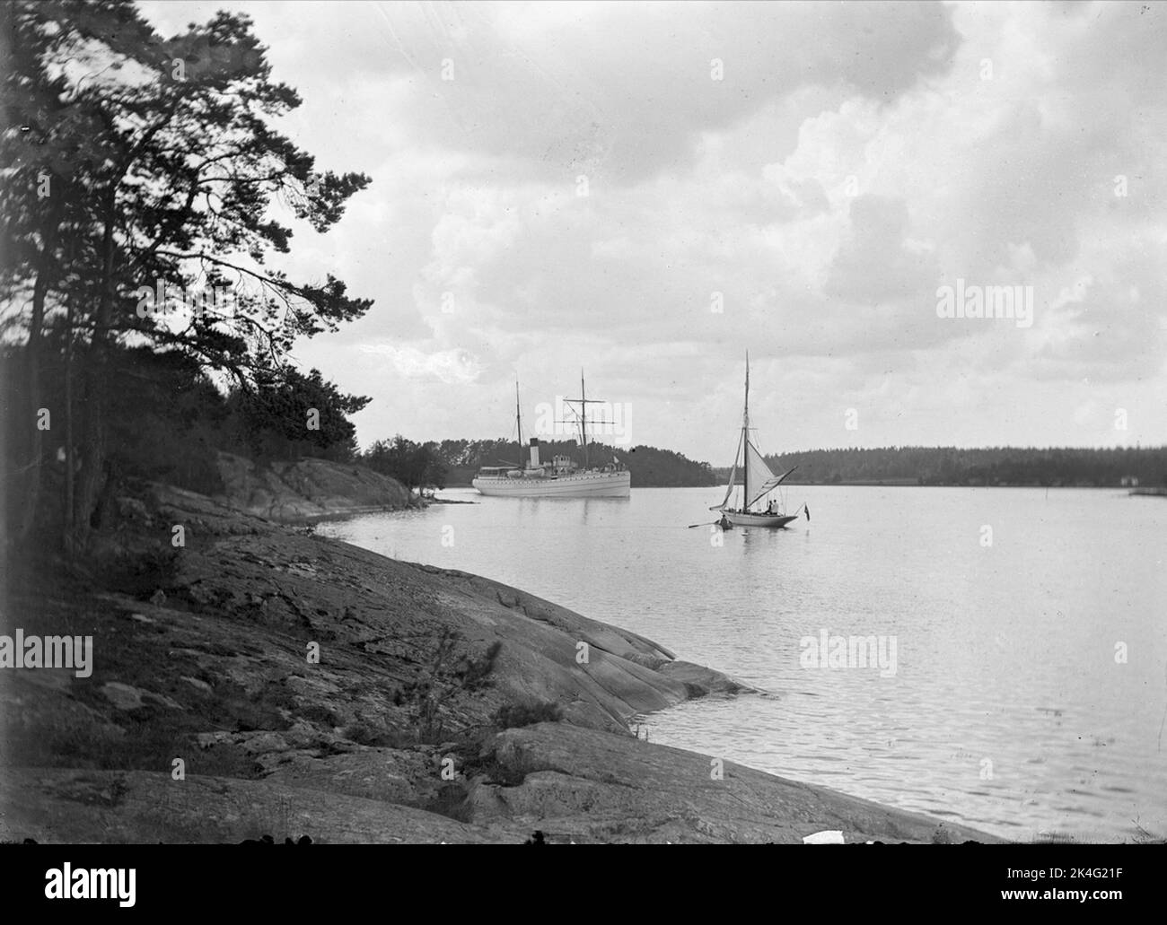 Le bateau à vapeur Nordstjernan et un petit voilier se rencontrent dans l'archipel de Stockholm. Le défroisseur a été construit en 1872 à Motala Warf à Norrköping. 61,2 x 8,3 m, registre 518, 13 nœuds. Plus de faits sur Nordstjernan dans le livre de Carl-Gunnar Olsson 'Sweet Coastal Shipping 1840-1940', page 242. Pays nordiques Banque D'Images