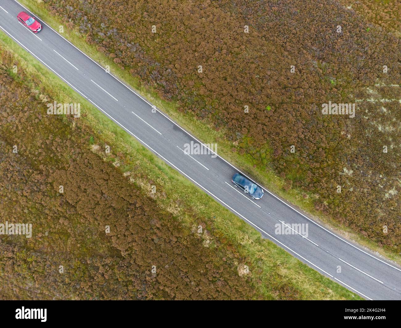 Voyager sur une route de lande reculée au Royaume-Uni Banque D'Images
