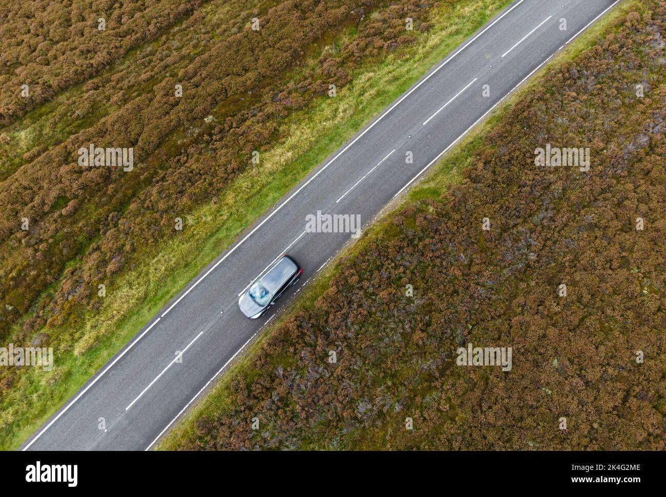 Voyager sur une route de lande reculée au Royaume-Uni Banque D'Images