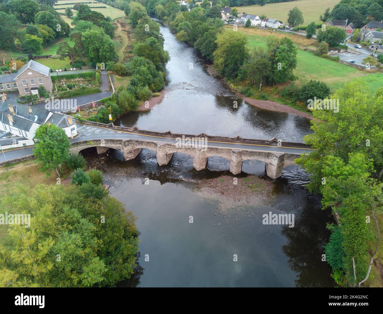 Vue aérienne du pont Crickhowell au-dessus de la rivière Usk au pays de Galles Banque D'Images